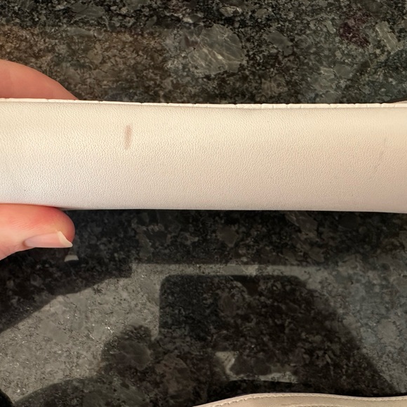 Michael Kors White Shoulder Bag with Gold Accents - Picture 4 of 6